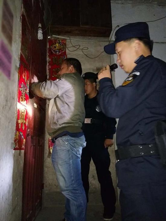 观山湖区粗心妈妈误将幼女锁家中 民警全城寻开锁师傅开门